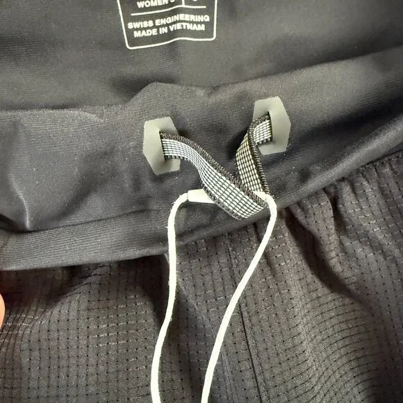 On Running Black Athletic Shorts - Picture 5 of 6